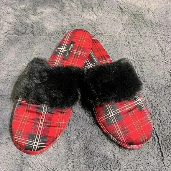 💚 Victoria’s Secret red plaid black faux fur slippers - Picture 1 of 4